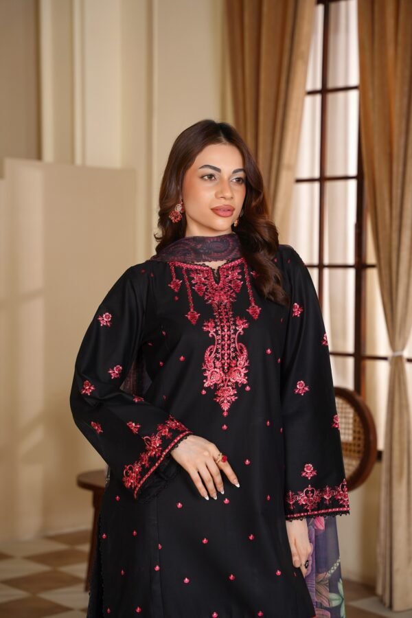 DSC08120 Elegant Black