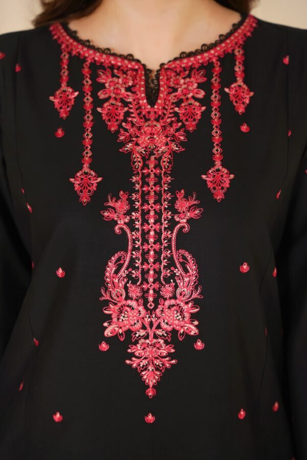 DSC08131 Elegant Black