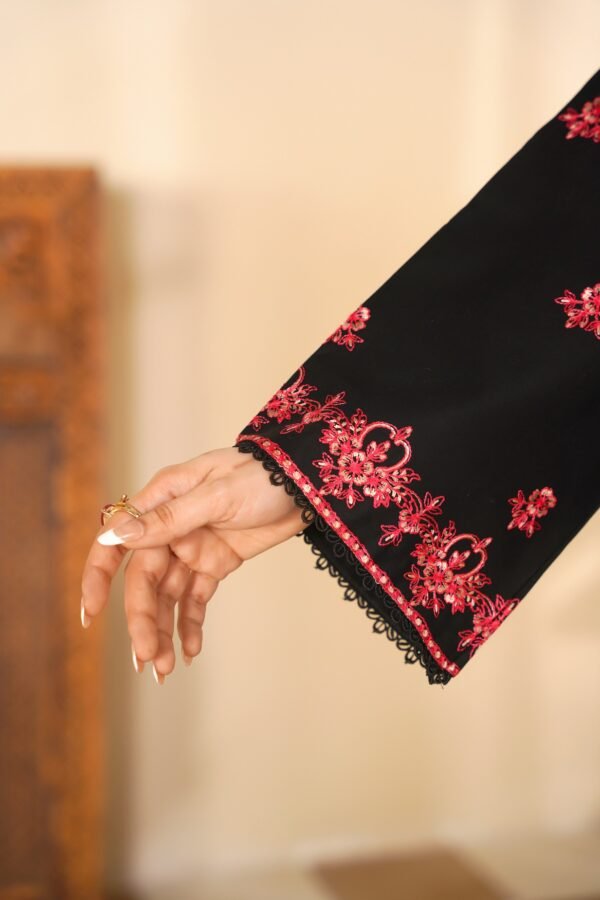 DSC08132 Elegant Black