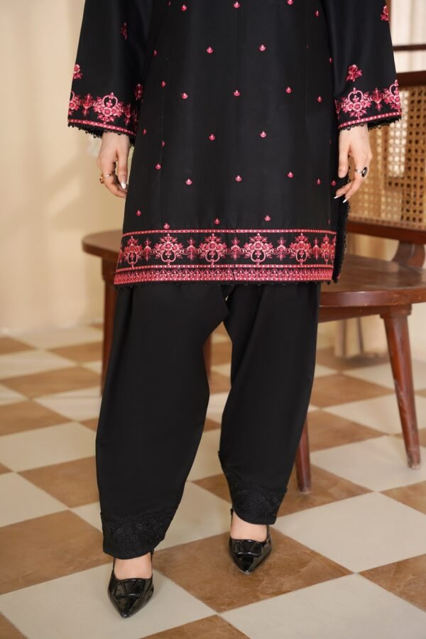 DSC08133 Elegant Black